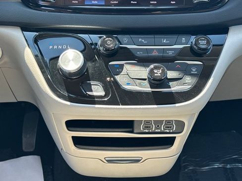 Used 2023 Chrysler Pacifica Touring-L FWD image 18