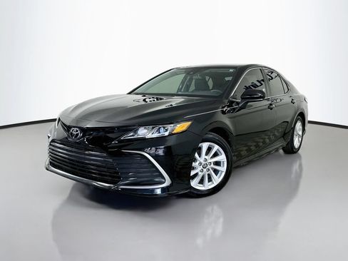 Used 2021 Toyota Camry LE FWD image 3