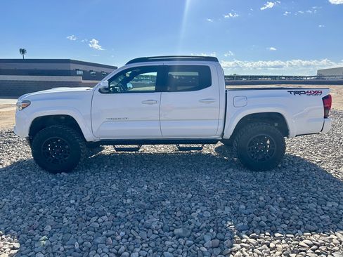 Used 2018 Toyota Tacoma TRD Sport AWD/4WD image 2