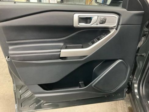 Used 2023 Ford Explorer Limited w/ Equipment Group 301A AWD/4WD image 5
