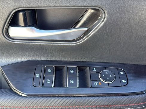 Used 2025 Nissan Kicks SR image 16