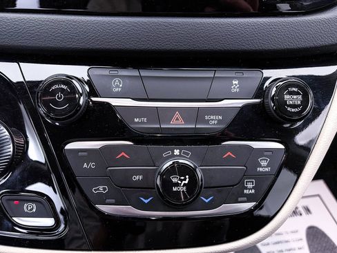 Used 2023 Chrysler Voyager LX image 21