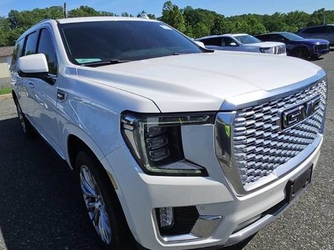 Used 2023 GMC Yukon XL Denali w/ Advanced Technology Package AWD/4WD image 2