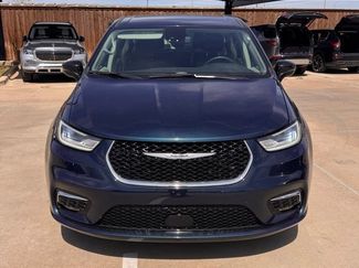 Used 2024 Chrysler Pacifica Select video 1