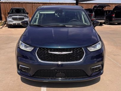 Used 2024 Chrysler Pacifica Select