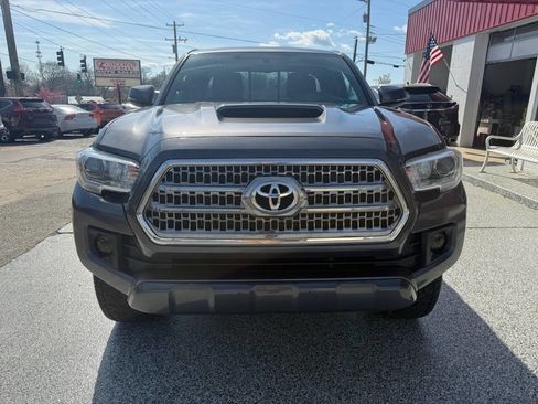 Used 2017 Toyota Tacoma TRD Sport image 15