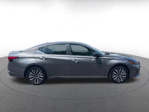 Used 2025 Nissan Altima 2.5 SV FWD image 13