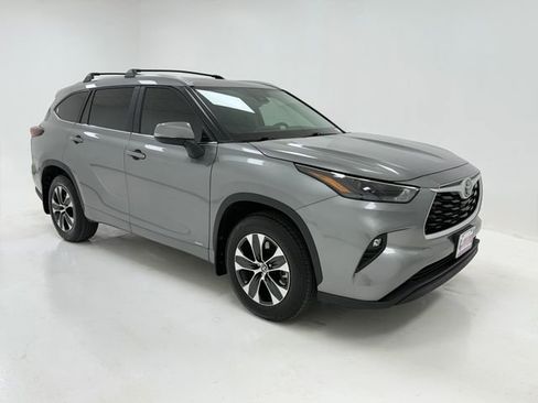 Used 2026 Toyota Highlander XLE AWD/4WD image 1