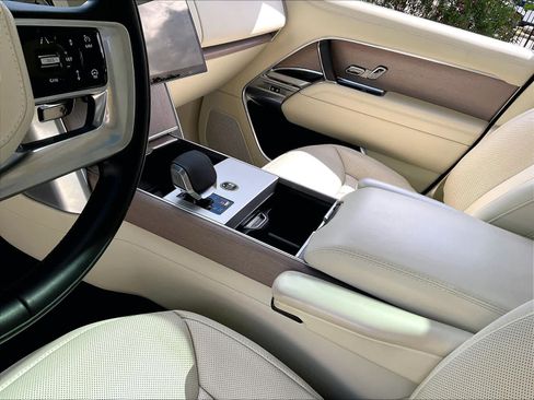 Used 2025 Land Rover Range Rover SE AWD/4WD image 17