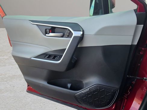 Used 2021 Toyota RAV4 XLE Premium image 16