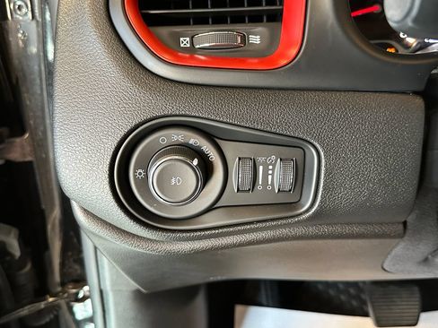 Used 2017 Jeep Renegade Trailhawk w/ Premium Trailhawk Package AWD/4WD image 17