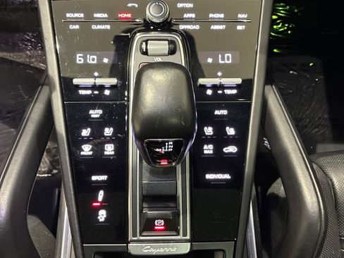 Used 2020 Porsche Cayenne Turbo AWD/4WD image 31