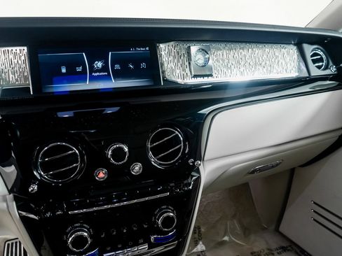 Used 2019 Rolls-Royce Phantom Sedan image 38