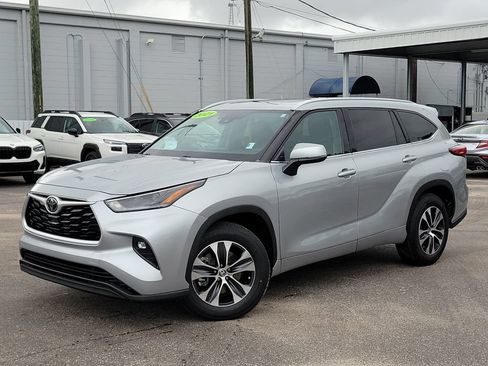 Used 2021 Toyota Highlander XLE FWD image 1