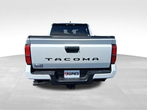Used 2025 Toyota Tacoma SR5 AWD/4WD image 9