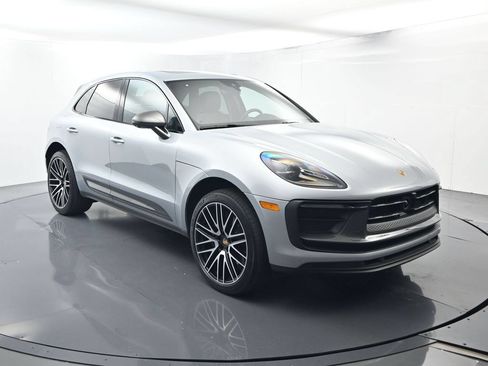 Certified 2025 Porsche Macan AWD/4WD image 17