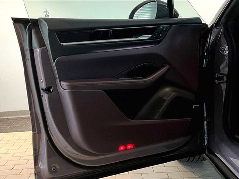 Used 2025 Porsche Macan Electric image 25