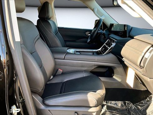 Used 2025 Nissan Armada SV image 10