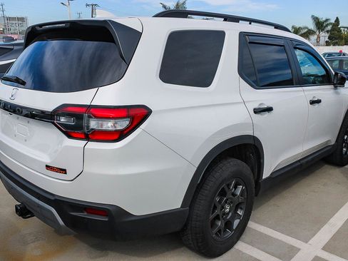 Used 2024 Honda Pilot TrailSport image 5
