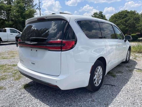 Used 2023 Chrysler Pacifica Touring-L FWD image 9