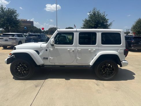 Used 2022 Jeep Wrangler Unlimited Sahara AWD/4WD image 3