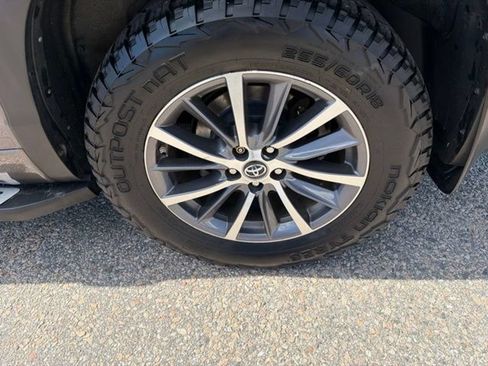 Used 2017 Toyota Highlander XLE AWD/4WD image 10
