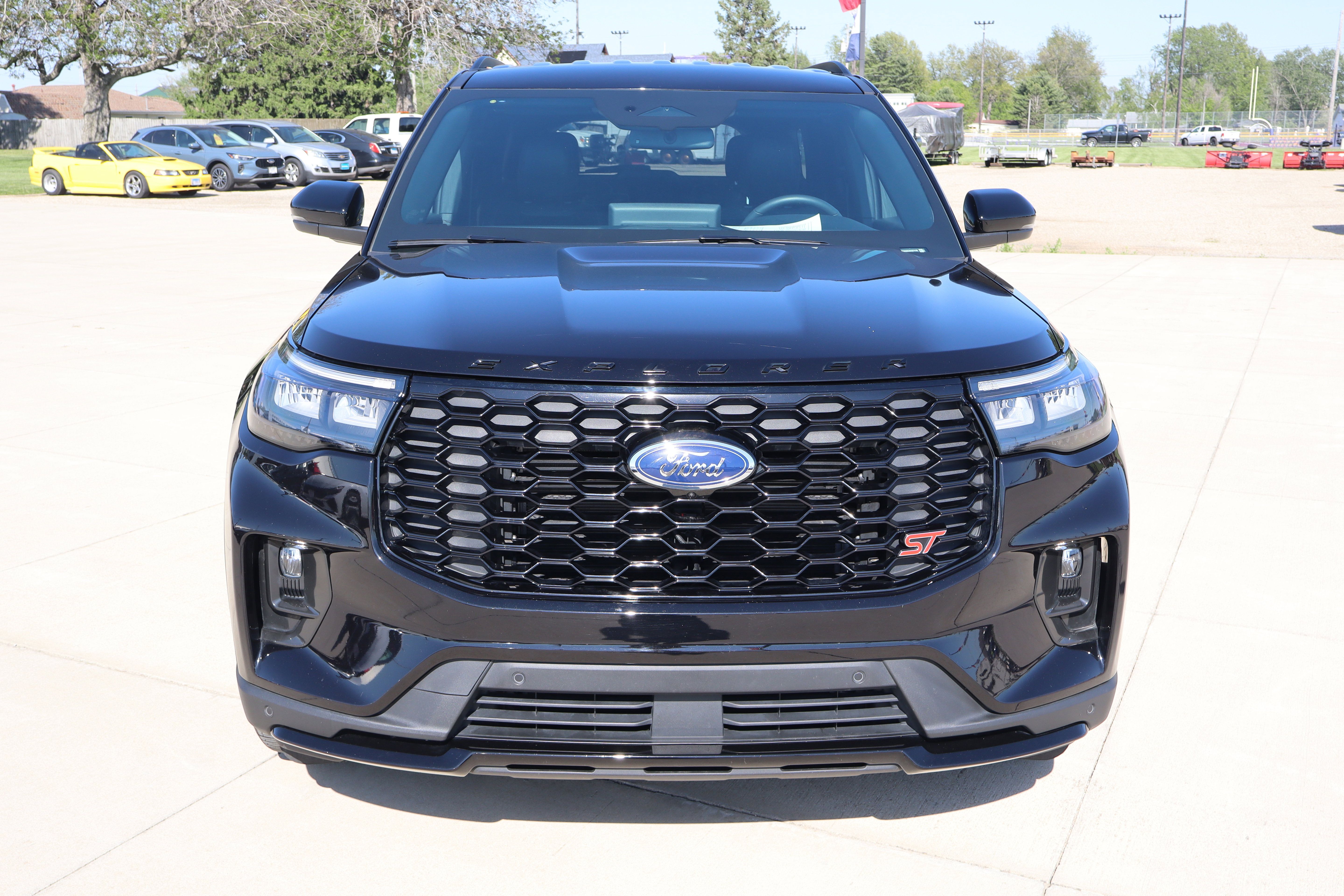 Used 2025 Ford Explorer ST AWD/4WD image 3