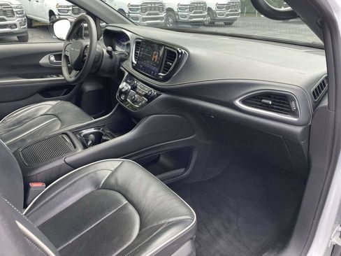 Certified 2025 Chrysler Pacifica Limited FWD image 15