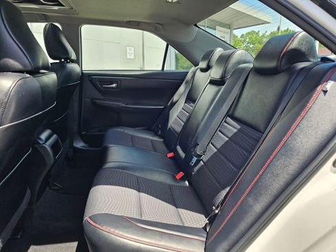 Used 2015 Toyota Camry SE w/ Moonroof Package FWD image 16