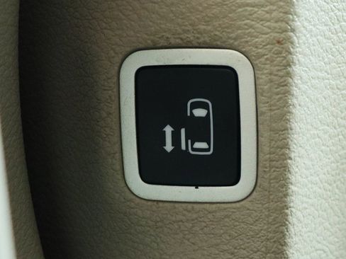 Used 2022 Chrysler Voyager LX image 33