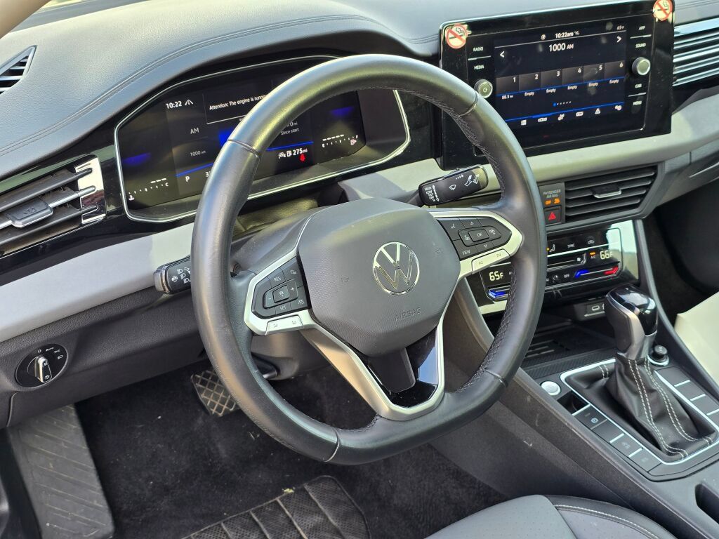 Used 2025 Volkswagen Jetta SE FWD image 11