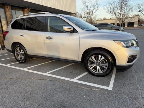 Used 2017 Nissan Pathfinder SV image 3