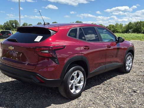 Used 2024 Chevrolet Trax LS w/ LS Convenience Package FWD image 3