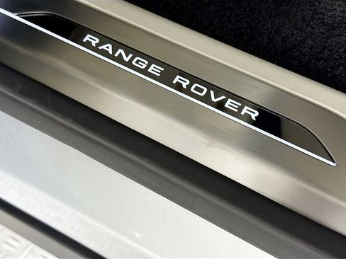 Used 2025 Land Rover Range Rover SE image 18