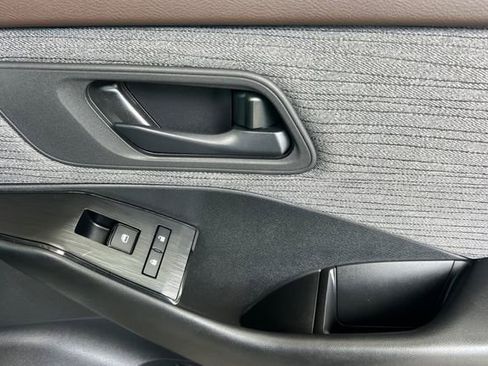 Used 2023 Nissan Rogue S image 22