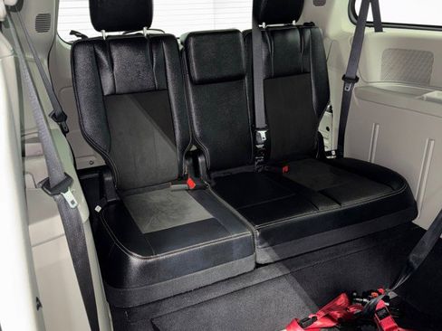 Used 2019 Dodge Grand Caravan SXT image 14