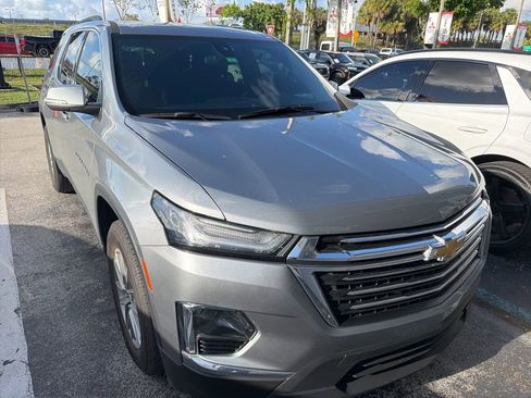 Used 2023 Chevrolet Traverse LT image 2