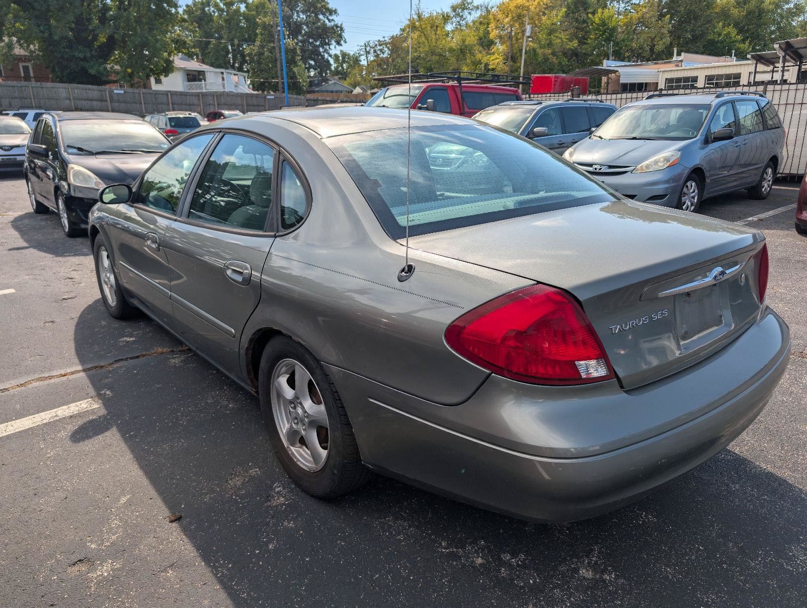 Used 2002 Ford Taurus SES FWD image 4