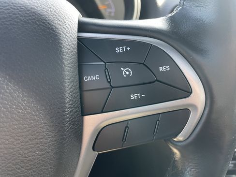 Used 2021 Jeep Grand Cherokee Laredo X image 16