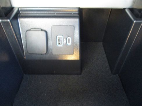 Used 2023 Ford Explorer XLT image 29