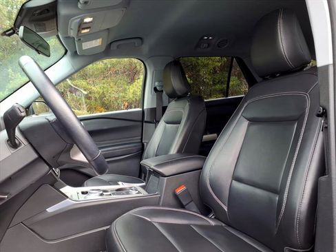 Used 2022 Ford Explorer XLT w/ Equipment Group 202A image 14