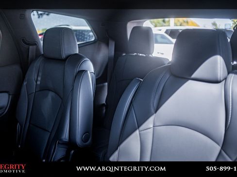 Used 2023 Buick Enclave Essence image 29