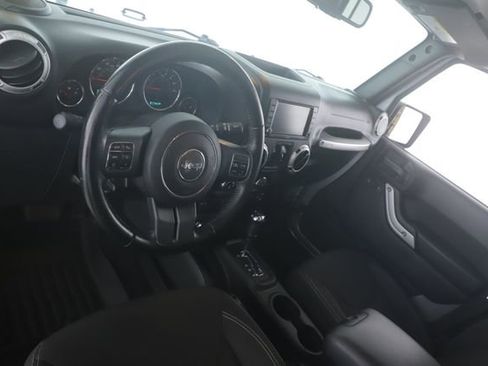 Used 2018 Jeep Wrangler Unlimited Sahara w/ Connectivity Group AWD/4WD image 17