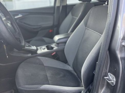 Used 2014 Ford Focus SE w/ SE Winter Package image 9