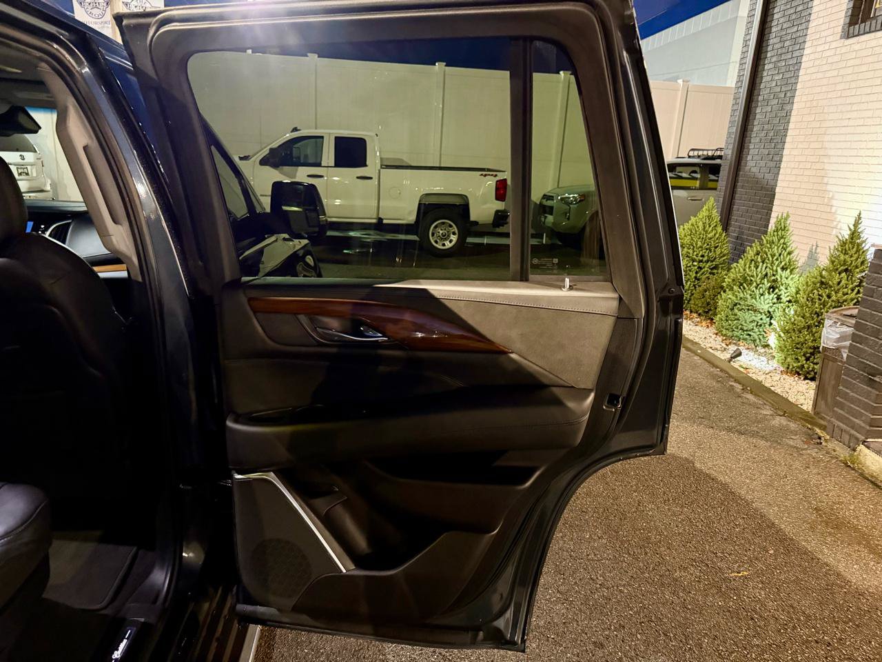 Used 2020 Cadillac Escalade Luxury AWD/4WD image 22