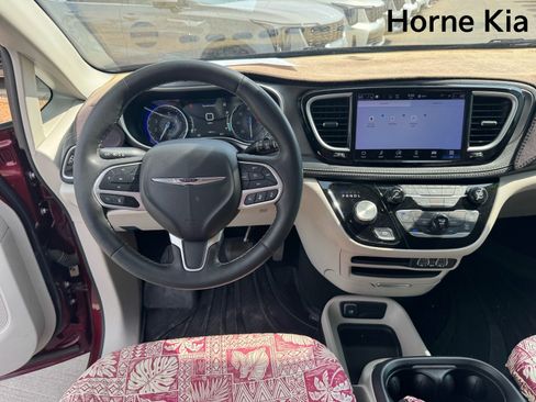 Used 2023 Chrysler Pacifica Touring-L FWD image 16