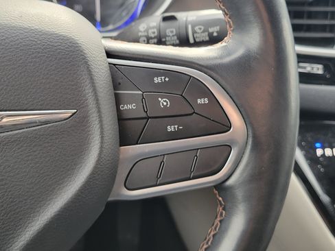 Used 2020 Chrysler Pacifica Touring-L image 24