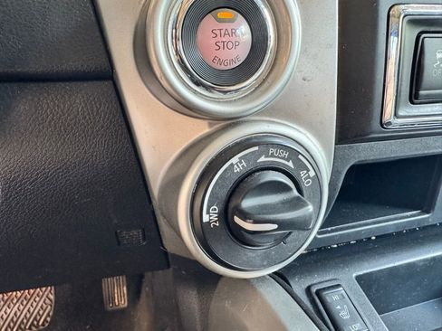 Used 2019 Nissan Titan SL image 26