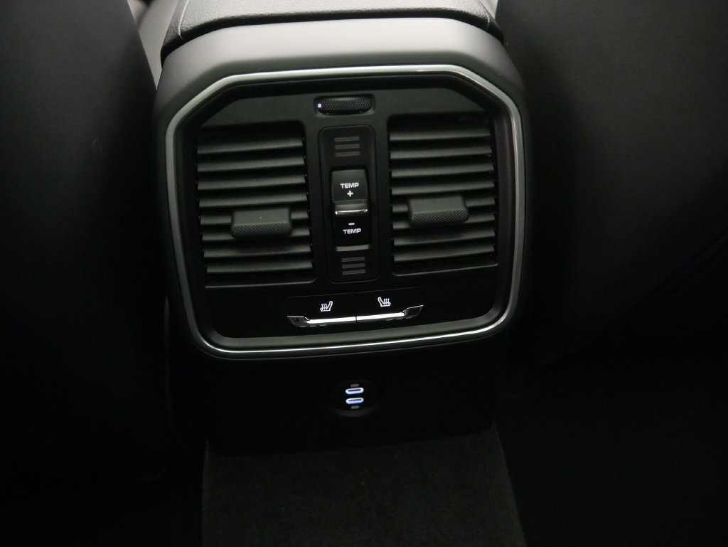 Certified 2026 Porsche Macan AWD/4WD image 34