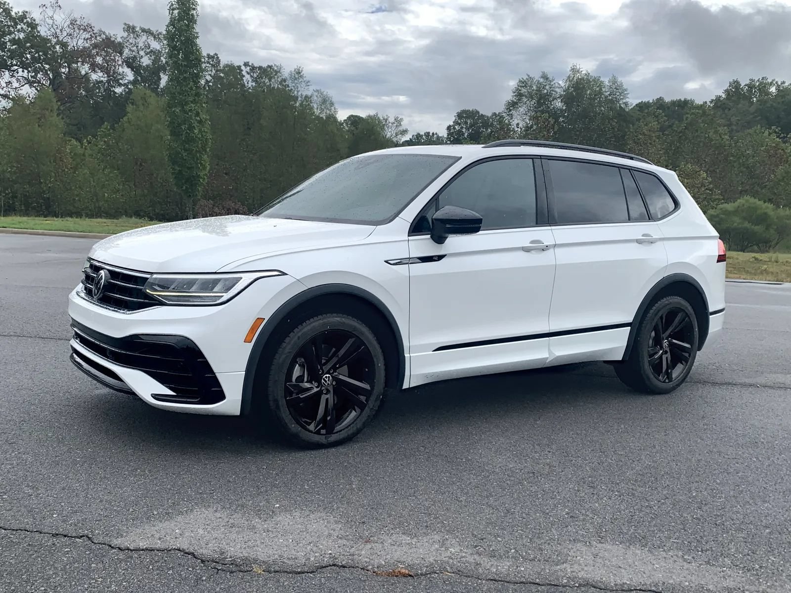 Used 2023 Volkswagen Tiguan SE R-Line FWD image 3